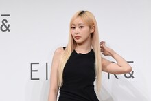 ヘアスタイルを整えるGISELLE（aespa）。