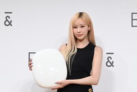 巨大な「ペブルグロウクッション」を手にしたGISELLE（aespa）。