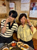 左からジェジュン、大久保佳代子。(c)日本テレビ