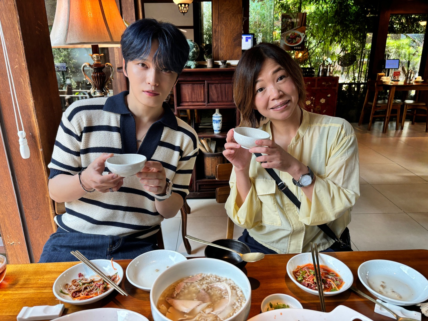 左からジェジュン、大久保佳代子。(c)日本テレビ
