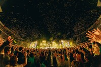 「因島・横浜ロマンスポルノ '24」横浜スタジアム公演の様子。