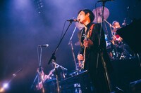 君島大空 合奏形態のステージの様子。（Photo by Kana Tarumi）