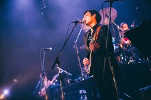 君島大空 合奏形態のステージの様子。（Photo by Kana Tarumi）