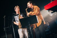 左から松丸契、小西遼。（Photo by Kana Tarumi）