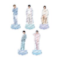 「TOMORROW X TOGETHER CAFE」で販売されるアクリルスタンド。