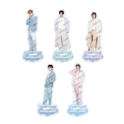 「TOMORROW X TOGETHER CAFE」で販売されるアクリルスタンド。