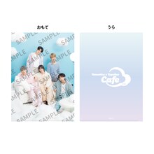 「TOMORROW X TOGETHER CAFE」で販売されるクリアファイル。