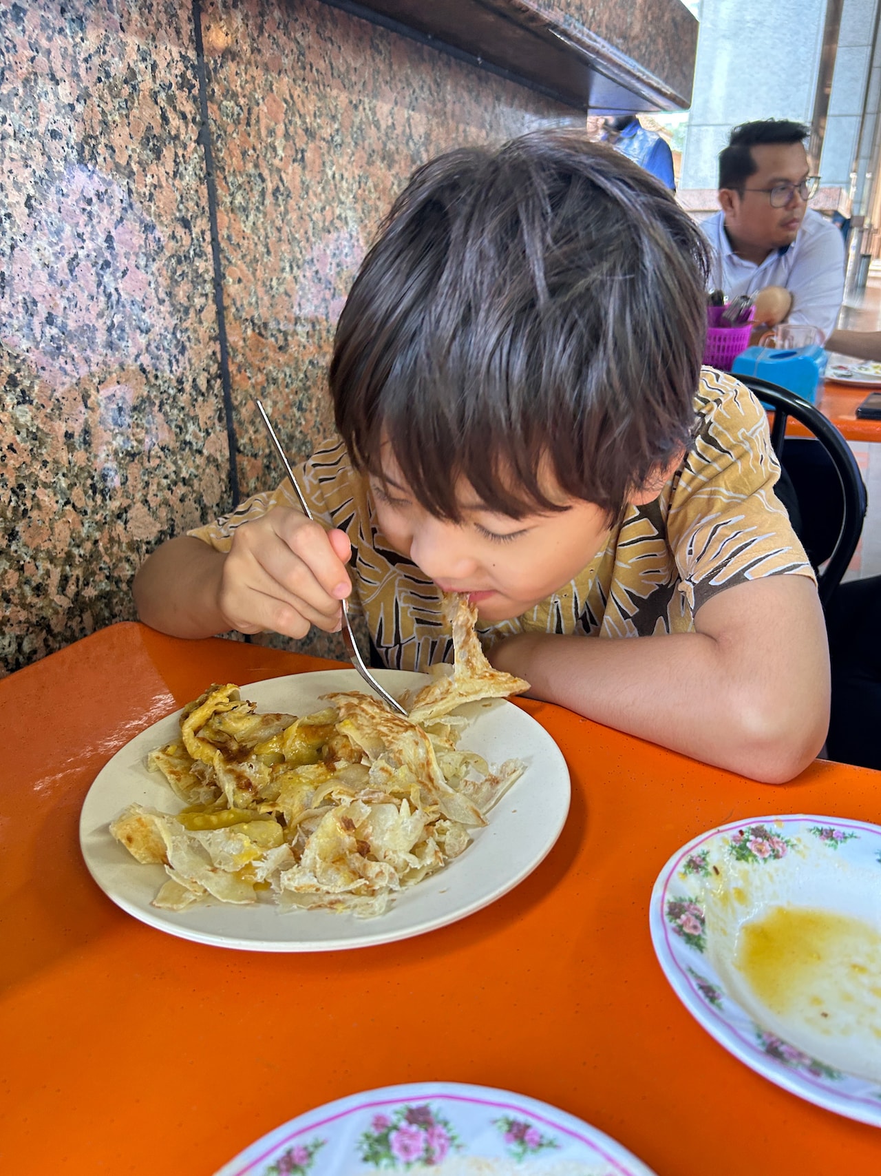 ロティチャナイを食べる慈栄くん。