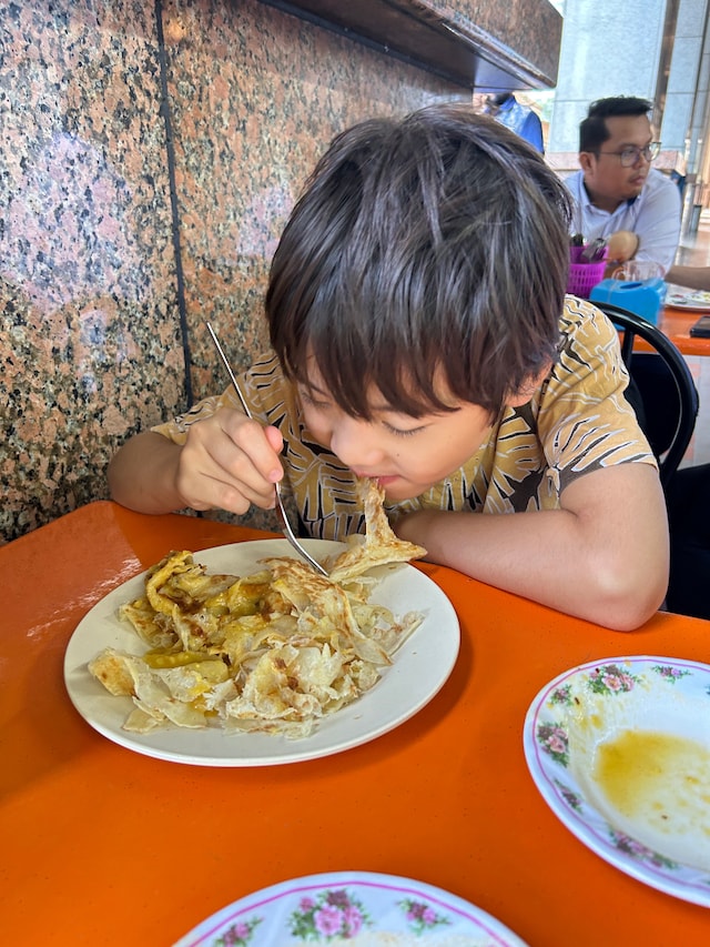 ロティチャナイを食べる慈栄くん。