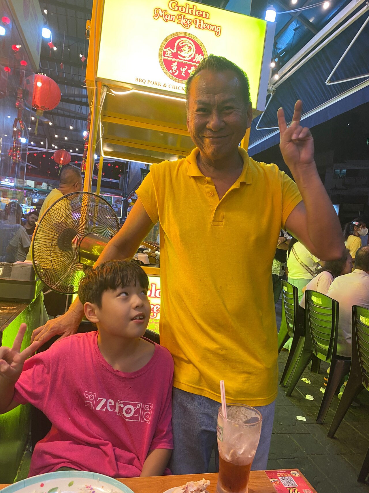 店員さんに話しかけられがちな慈栄くん。