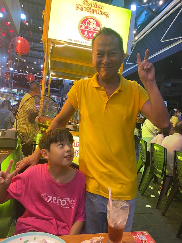 店員さんに話しかけられがちな慈栄くん。