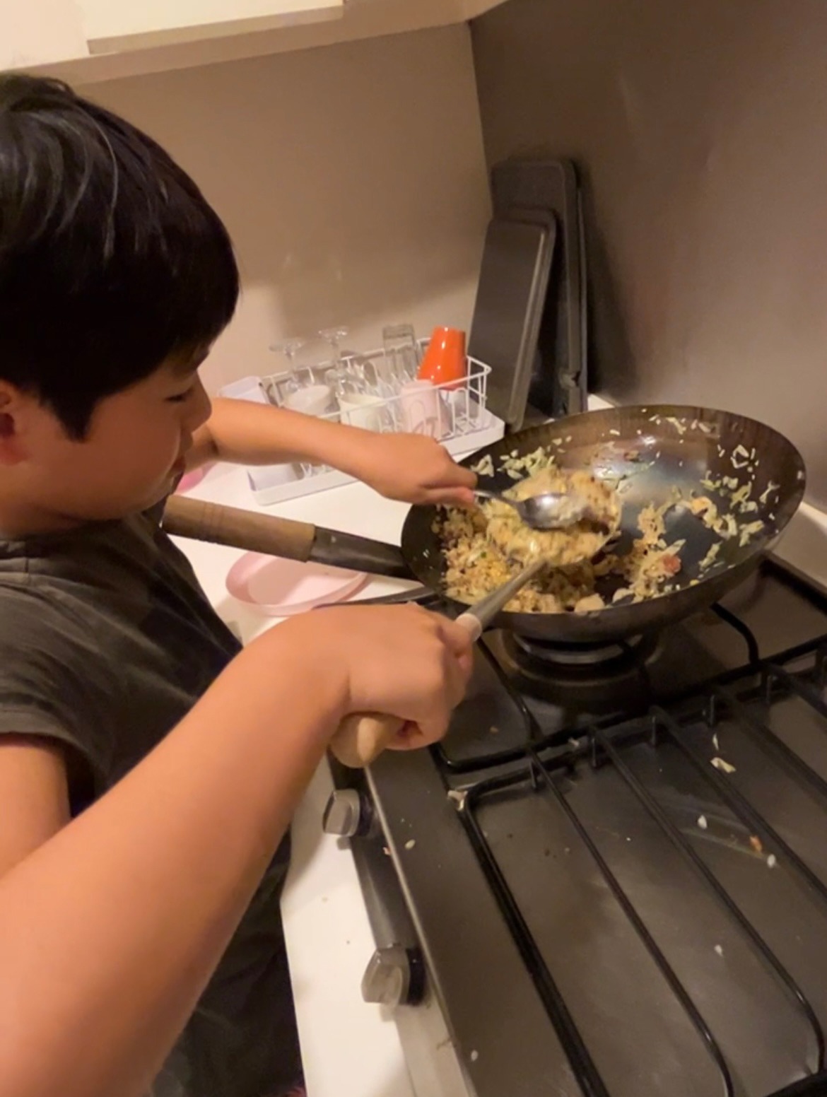 MY中華鍋＆中華おたまで好物の炒飯を作る慈栄くん。