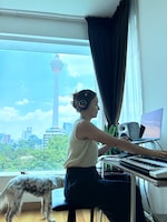 自宅で楽曲制作をするG.RINAさん。