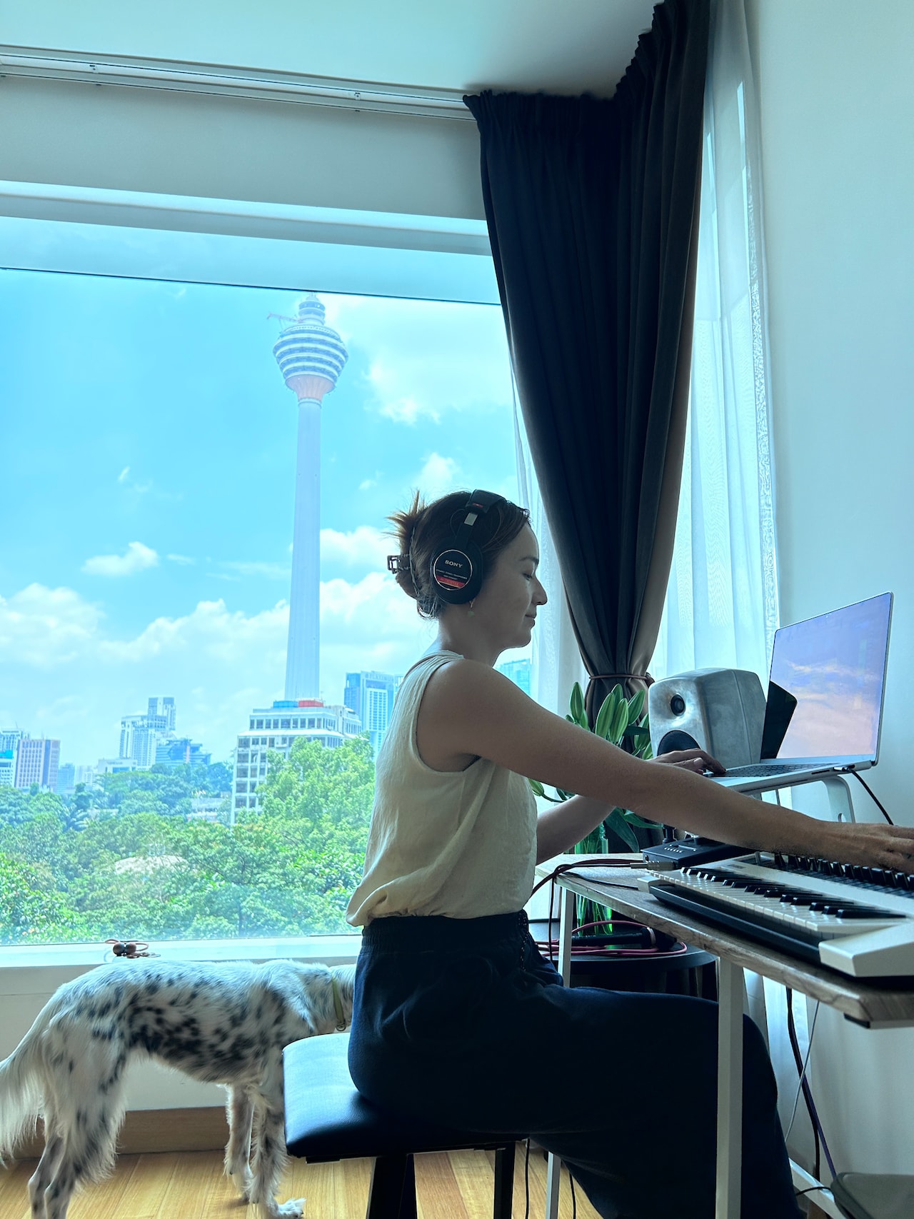 自宅で楽曲制作をするG.RINAさん。