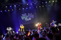 豆柴の大群都内某所 a.k.a. MONSTERIDOL（Photo by SOTOBAYASHI KENTA）