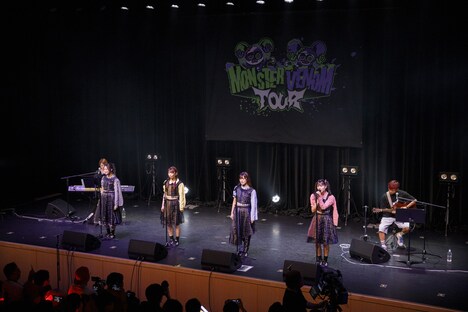 豆柴の大群都内某所 a.k.a. MONSTERIDOL（Photo by SOTOBAYASHI KENTA）