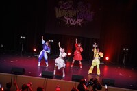 豆柴の大群都内某所 a.k.a. MONSTERIDOL（Photo by SOTOBAYASHI KENTA）