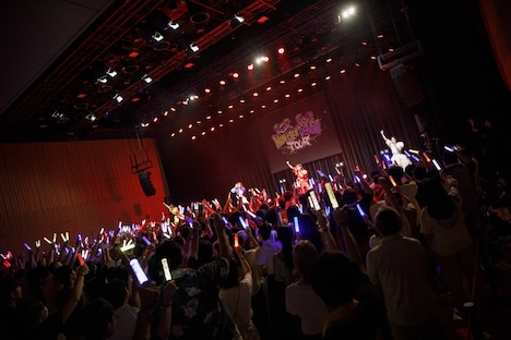 豆柴の大群都内某所 a.k.a. MONSTERIDOL（Photo by SOTOBAYASHI KENTA）