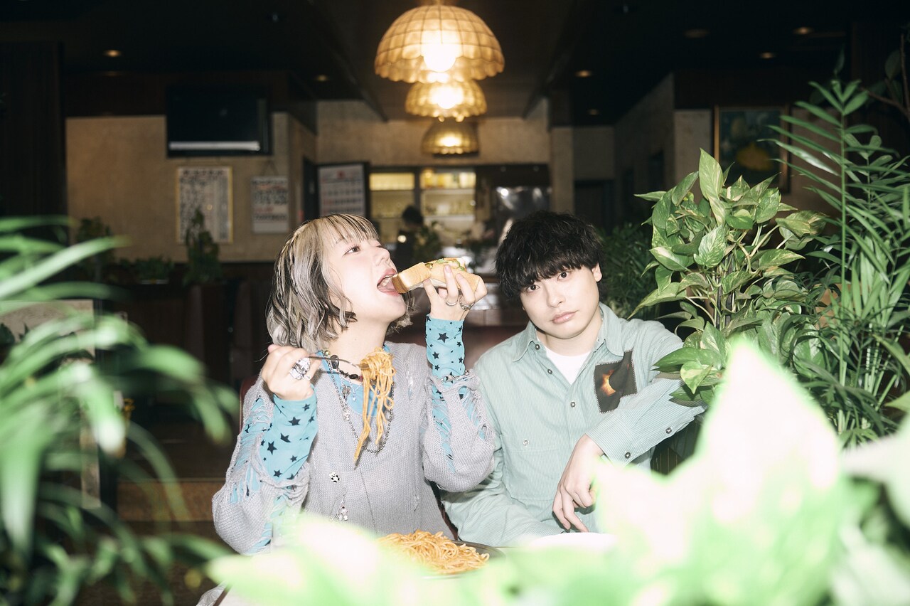Q.I.S.「チリとトマト」MV公開、北澤ゆうほとMr.ふぉるて稲生司が表現する喫茶店の1日