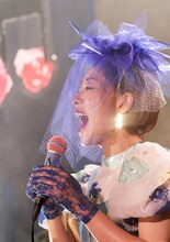 ライブパフォーマンス中のヨエコ。（Photo by Masayo Kanamaru）