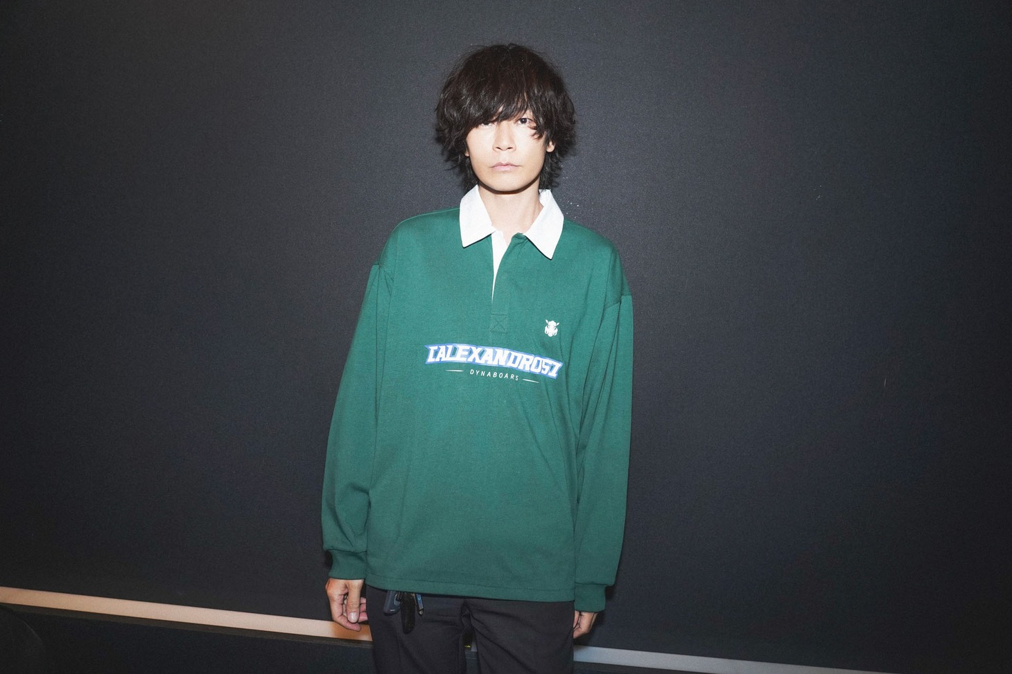 コラボラガーシャツを着用する川上洋平（[Alexandros] ）。