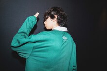 コラボラガーシャツを着用する川上洋平（[Alexandros] ）。