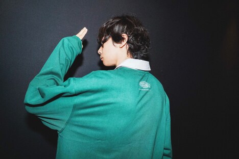 コラボラガーシャツを着用する川上洋平（[Alexandros] ）。