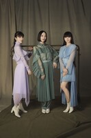 「Perfume Closet #9」より「Moon」をイメージしたアイテムを着用するPerfume。(c)AMUSE