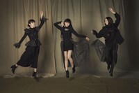 「Perfume Closet #9」より「無限未来」をイメージしたアイテムを着用するPerfume。(c)AMUSE