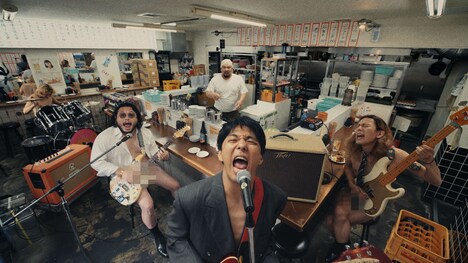 居酒屋で演奏するTENDOUJI。