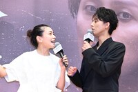 奈緒（左）に渡した花束をスタッフに回収され不服そうな藤ヶ谷太輔（右）。