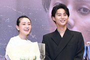 花束を持った奈緒(左)、藤ヶ谷太輔(右)。