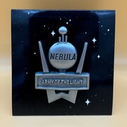 “P.T.A.”会員限定盤と初回限定盤に共通で封入される特典のエンブレムバッジ。