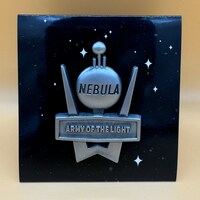 “P.T.A.”会員限定盤と初回限定盤に共通で封入される特典のエンブレムバッジ。