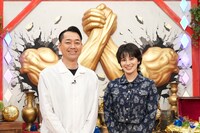 左から設楽統（バナナマン）、 ホラン千秋。(c)読売テレビ