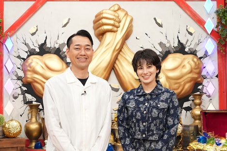 左から設楽統（バナナマン）、 ホラン千秋。(c)読売テレビ