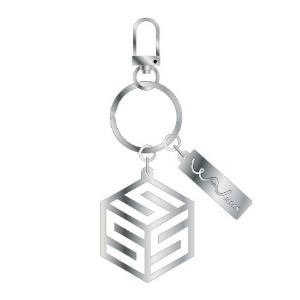 「WAV Premium」入会特典のメタルキーホルダー。