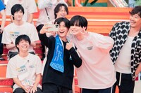 推しとツーショットを撮る宮本琉成（BOYZTERIOS / 左）。(c)「DAN! DAN! EBiDAN!」製作委員会