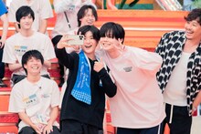 推しとツーショットを撮る宮本琉成（BOYZTERIOS / 左）。(c)「DAN! DAN! EBiDAN!」製作委員会