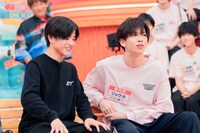 宮本琉成（BOYZTERIOS）とリョウガ（超特急）。(c)「DAN! DAN! EBiDAN!」製作委員会