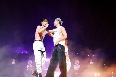 左から川村壱馬、佐野玲於。