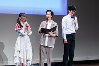 アシスタントを務める希山愛（ばってん少女隊）。