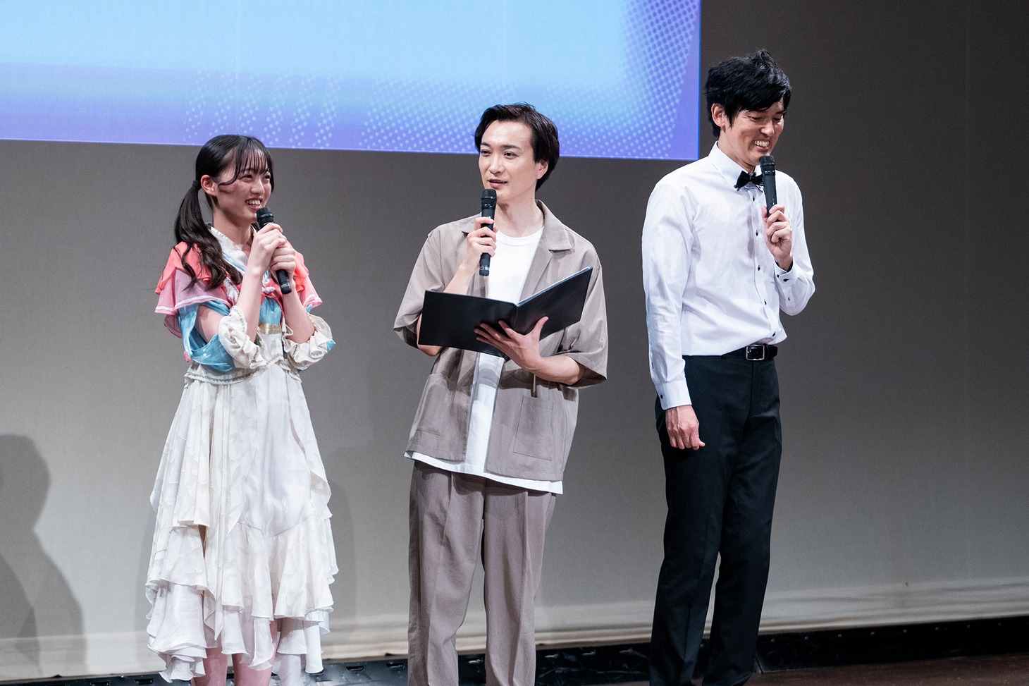 アシスタントを務める希山愛（ばってん少女隊）。