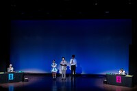 祈りながら判定を待つ岸本ゆめのと鍛治島彩（アップアップガールズ（２））。