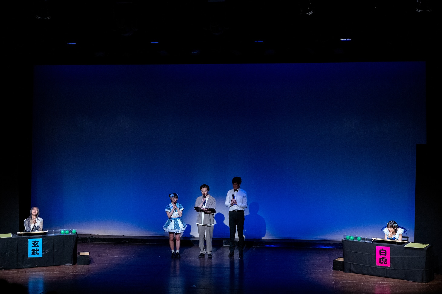 祈りながら判定を待つ岸本ゆめのと鍛治島彩（アップアップガールズ（２））。