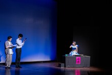 決勝進出が決まり思わず立ち上がる鍛治島彩（アップアップガールズ（２））。