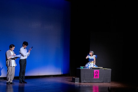 決勝進出が決まり思わず立ち上がる鍛治島彩（アップアップガールズ（２））。