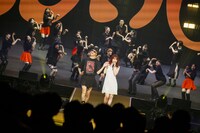 花道を歩く清水舞手、アイナ・ジ・エンド。（Photo by Sotobayashi Kenta）