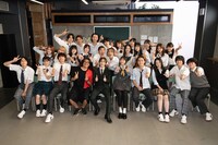 絵都学園3年0組の集合カット。