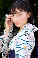 水野瞳 1st写真集「AKIRA」より。